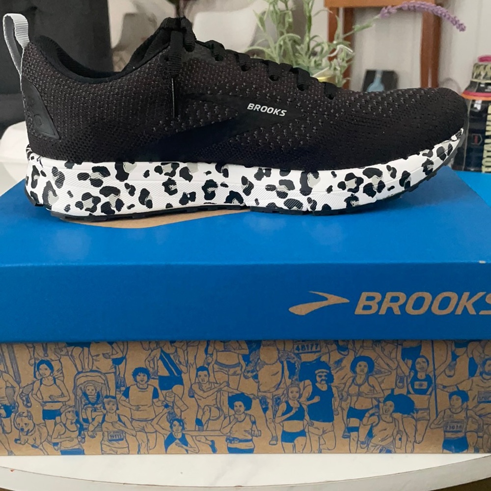Brooks Revel 4 snow leopard